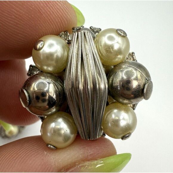 Vintage Hobe Faux Pearl And Silver Tone Round Earrings Clip On Old Money - Picture 2 of 6